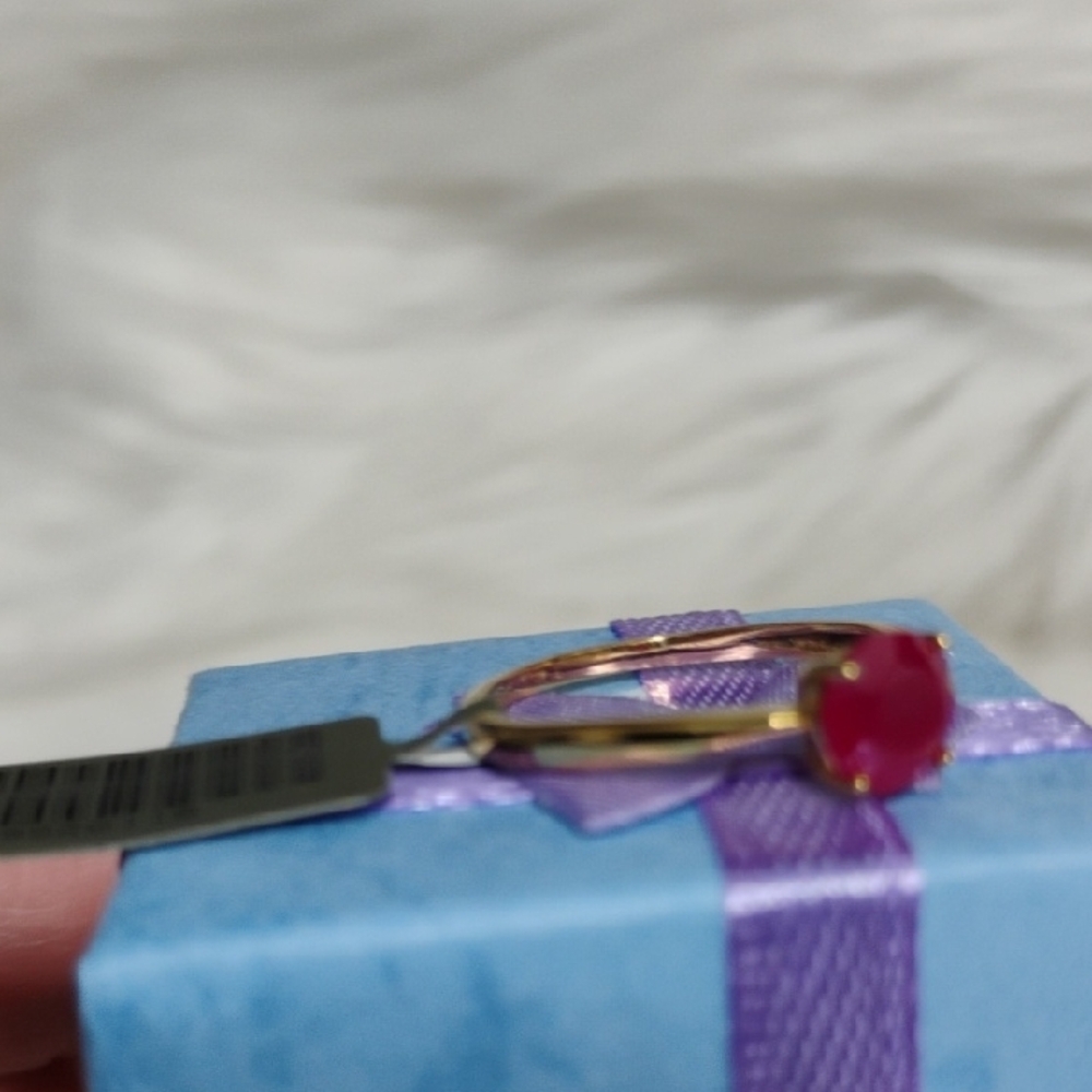 SALE! Elegant 10kt Solid Gold & Genuine 1.06 CTS Ruby Solitaire Ring - Picture 8 of 15